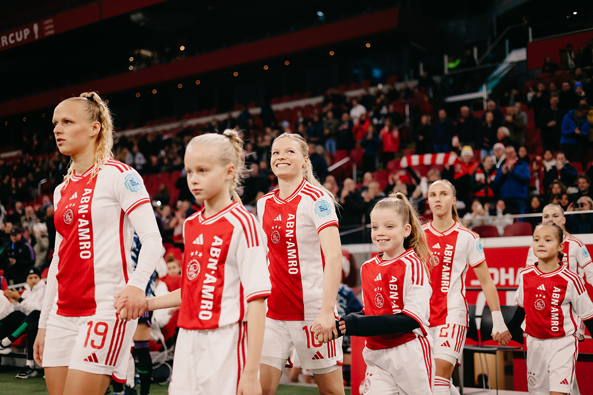 Word mascotte of Fun Gamer bij Ajax Vrouwen - Feyenoord!