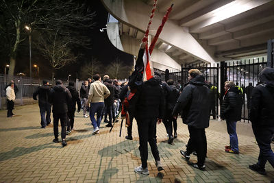 Vlaggen mee en hup richting het uitvak. © De Brouwer