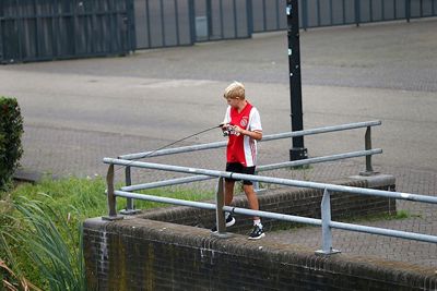 Zo kun je ook een bal uit de sloot vissen, haha! © De Brouwer