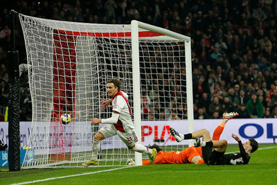 Het is wachten op een NEC-goal, maar daar is opeens de 1-0. © De Brouwer