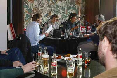 Drankje, bitterballen en goede gesprekken. © Pro Shots