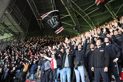 We zien PSV-supporters al vroegtijdig huiswaarts keren. © De Brouwer