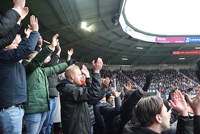 Ajacieden klappen de handen warm voor Ajax. © De Brouwer