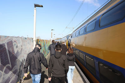 De trein staat al klaar voor vertrek. © De Brouwer