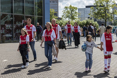 Rondom de Johan Cruijff Arena kleurt het wit-rood-wit. © Björn Martens