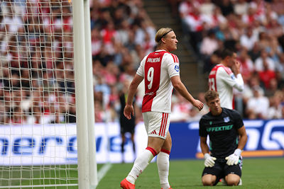 We zien ook dat Dolberg het even totaal niet heeft. © De Brouwer