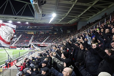 Het uitvak overstemt de supporters van AZ vrijwel de hele wedstrijd. © De Brouwer