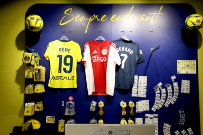 De fanshop heeft een mooie manier gevonden om de wedstrijddag aan te duiden. © De Brouwer