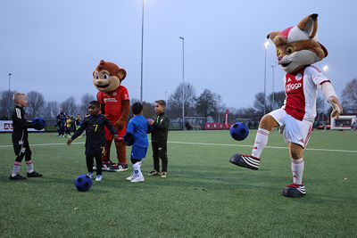 Natuurlijk trappen de mascottes een balletje mee. © De Brouwer