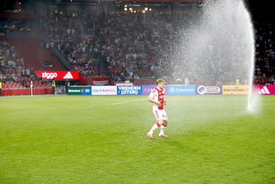 Edvardsen kan wel wat verkoeling gebruiken in de snikhete Arena. © De Brouwer