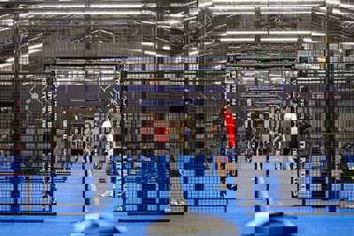 Er wordt gespeeld op vijf indoorbanen. © Pro Shots