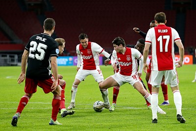 Als het Ajax al lukt om voorin te komen, wordt het steeds vaker kluitjesvoetbal. © De Brouwer
