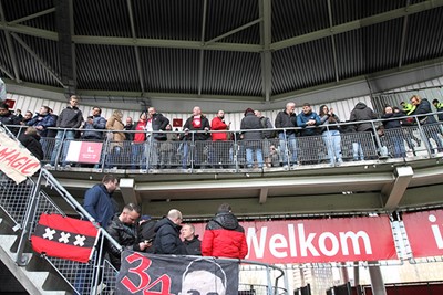 Henderson op de bank, Berghuis er niet bij. Oké. © SV Ajax
