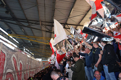 Veel vlagvertoon erbij. Uitstekend. © De Brouwer