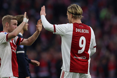 De twee doelpuntenmakers feliciteren elkaar. © De Brouwer