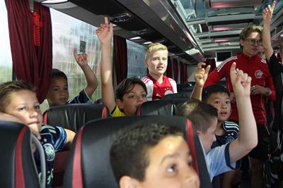 De deelnemertjes van de Ajax Kids Tour nemen meteen een kijkje. © Joey Hodde