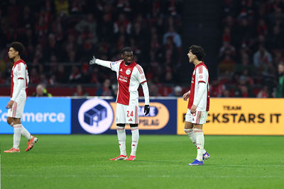 Invaller Mokio probeert Ajax op het juiste spoor te krijgen. © De Brouwer