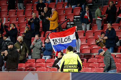 Deze Taylorfan ging pas weg toen Taylor in de kleedkamer zat. © De Brouwer