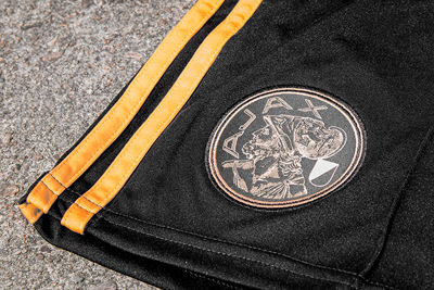Ook het broekje is zwart met oranje accenten. © Ajax Life