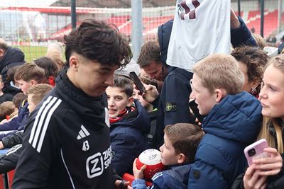 Fijn bluffertje Bounida krabbelt erop los en dan zit het erop. © SV Ajax