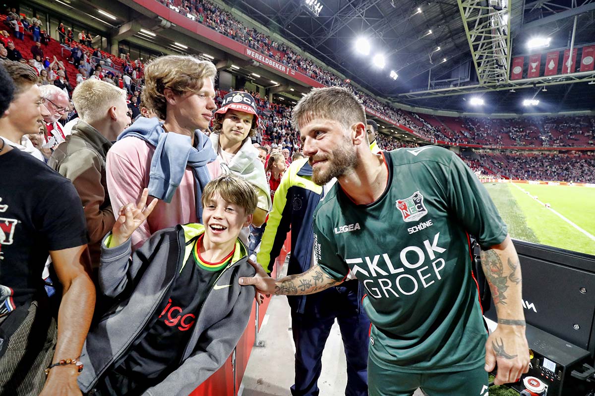 Schöne doet extra ererondje en is geroerd door warmte supporters