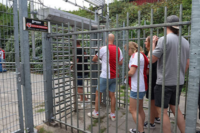 Poortjes door en Ajax kijken. © De Brouwer