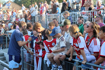 Zij hebben die van Blind alvast binnen. © SV Ajax