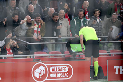 Dat ziet Manschot ook op zijn schermpje. © De Brouwer