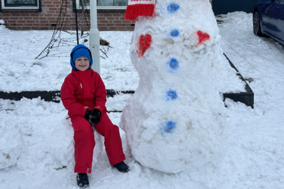De sneeuwpop van Livay is zo groot dat-ie niet op een liggende foto past! © SV Ajax