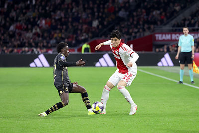 Tomiyasu mag starten en maakt een fijne indruk. © De Brouwer