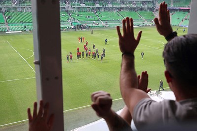 Ajax is de afgereisde supporters dankbaar en komt hen financieel tegemoet. © De Brouwer