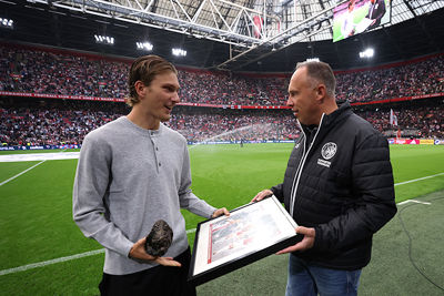 Natuurlijk ontving hij van SV Ajax een afscheidslijst. © De Brouwer