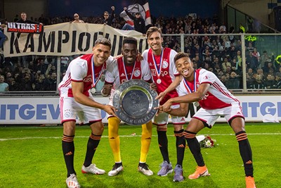 Een week later bij De Graafschap wordt de schaal uitgereikt. © AFC Ajax