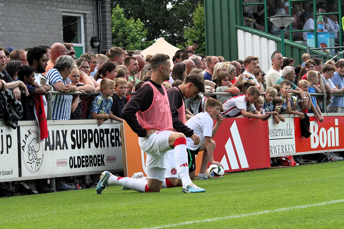 Code wit-rood-wit en regen aan handtekeningen bij Ajax - STVV