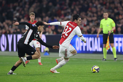 Tomiyasu valt wel in, maar kan een gelijkspel niet voorkomen. © De Brouwer