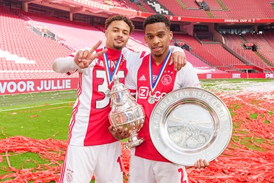 Kijk, die twee jochies uit de voorbereiding. Dit is zo ontzettend Ajax! © AFC Ajax