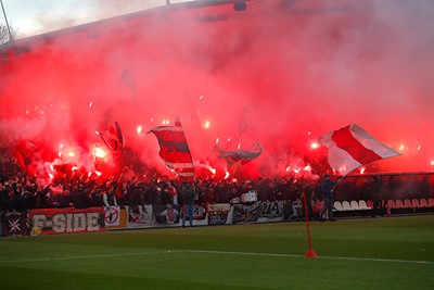 Ajax 1 in vuur en vlam! © De Brouwer