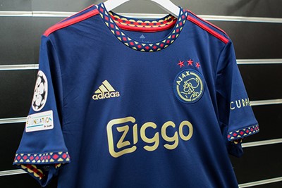 Hier zit een CL-badge op, al wordt dit shirt waarschijnlijk niet gebruikt in Europa. © Ajax Life