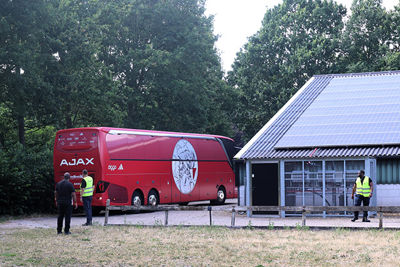 Op de spelersbus natuurlijk! © SV Ajax
