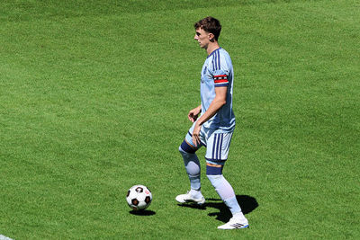 Baas start in de basis en draagt de aanvoerdersband. © SV Ajax