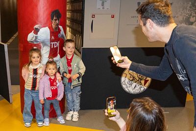 Op de foto met de naamgever van het stadion. © Pro Shots