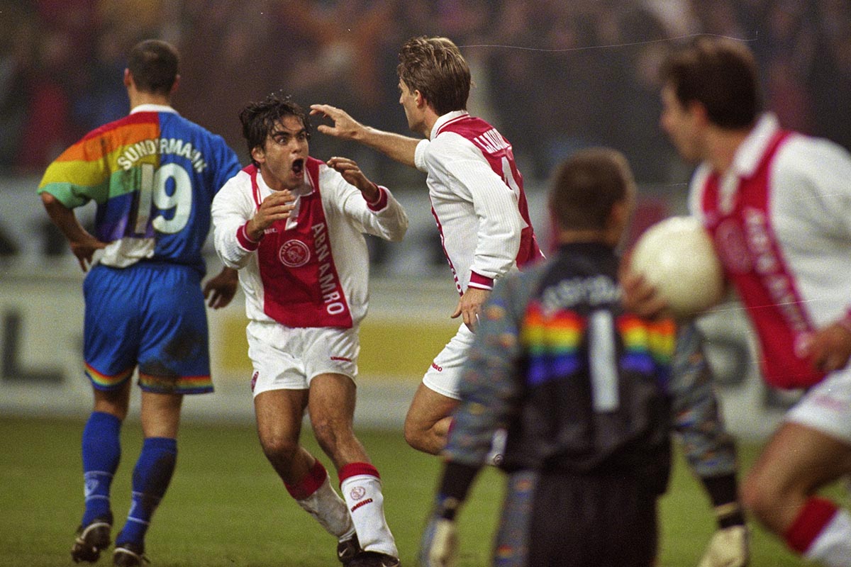 Unieke beelden: Ajax voetbalt tien minuten goed tegen regenboogshirts Bochum
