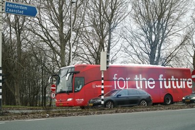 Hato, Aertssen en Vos komen met een aparte bus. Grapje hoor! © Ajax Life