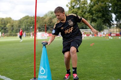 Uiteraard spotten we ook het nieuwe uitshirt. © De Brouwer