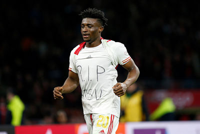 Een prachtig eerbetoon van Kudus aan zijn overleden landgenoot Atsu. © De Brouwer