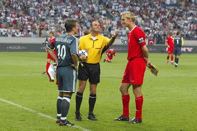 Een jonge Van der Vaart als captain bij de toss. © Ajax Images