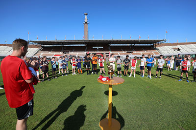 Voetballen onder een strakblauwe hemel. © De Brouwer