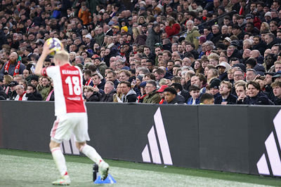 Tevreden koppen op de tribune. Ajax ineens oogt energiek. © De Brouwer