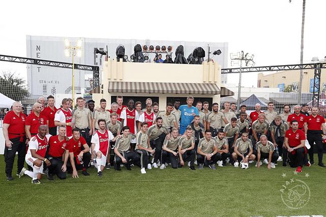 Ajax Legends vermaken publiek in Universal Studios