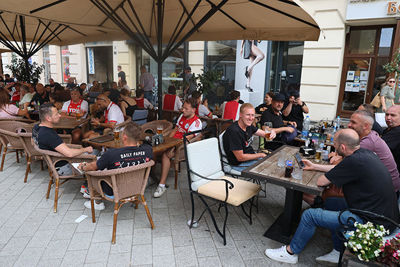 De terrasjes in Belgrado en Novi Sad kleuren al vroeg op de dag wit-rood-wit. © SV Ajax